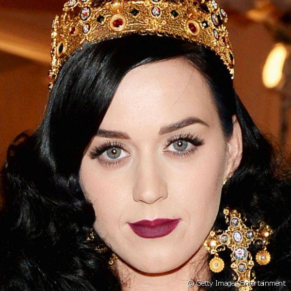 Katy Perry ousou em toda a produção para o baile do MET. Já na make, ela apostou nos cílios alongados e boca escura